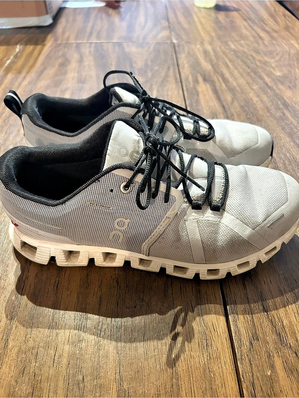 On Cloud 5 Waterproof Athletic Shoes White & Black US 9 women’s